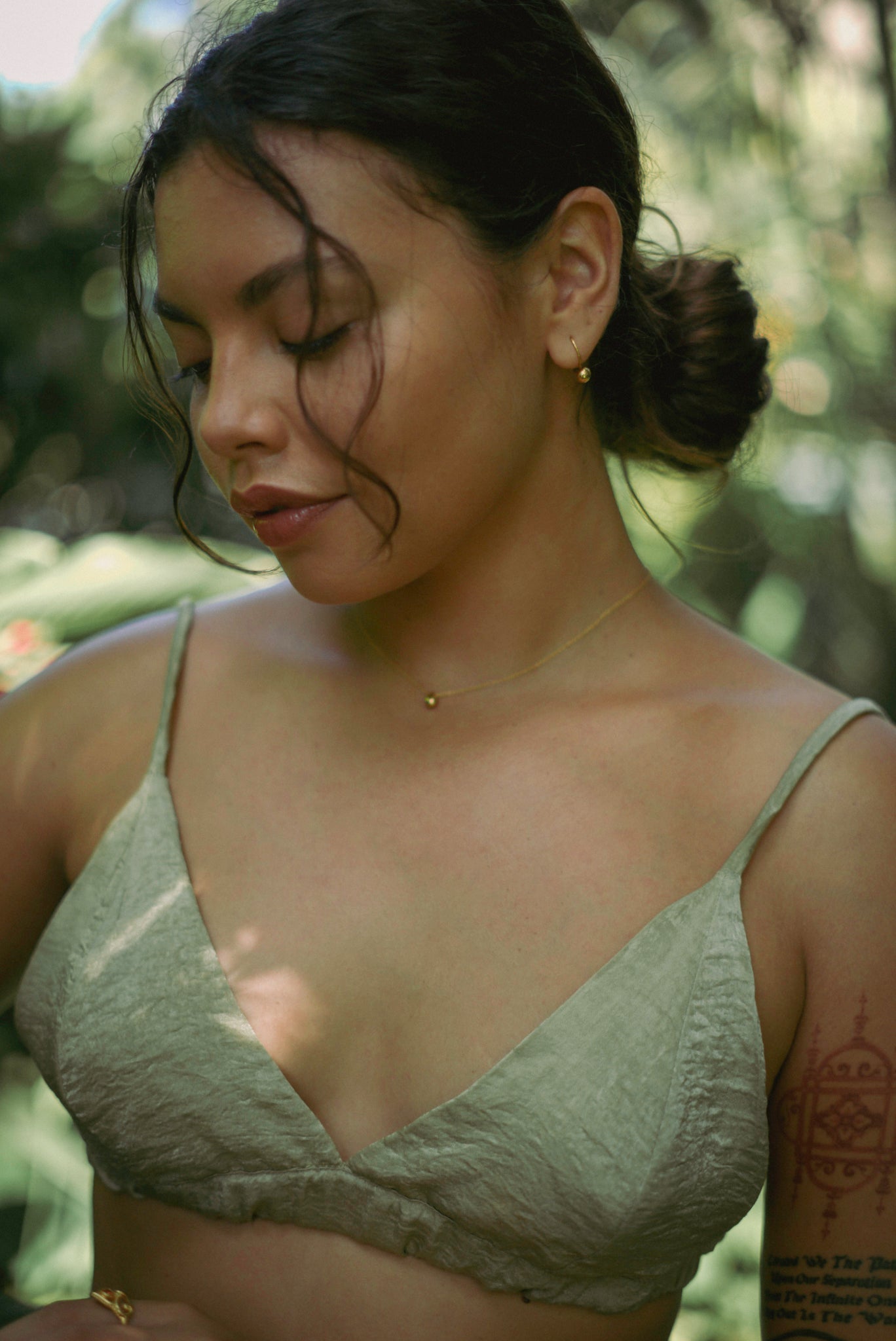 Teardrop necklace and earring set on model